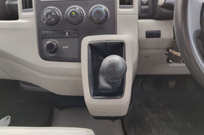 TOYOTA 2020 2WD 2.8 MT COMMUTER SILVER  9916 full