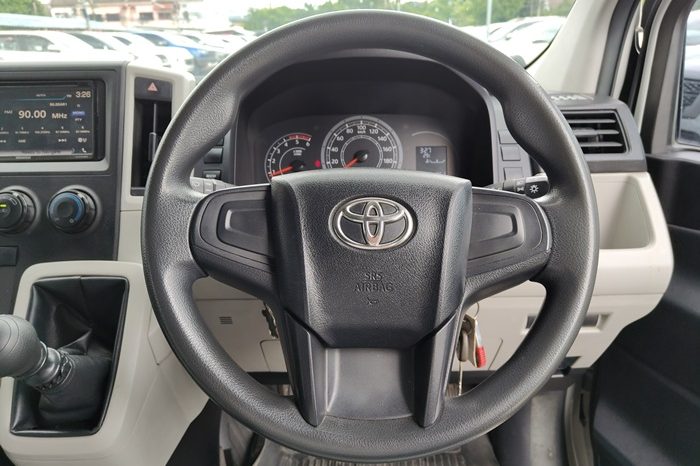 TOYOTA 2020 2WD 2.8 MT COMMUTER SILVER  9916 full