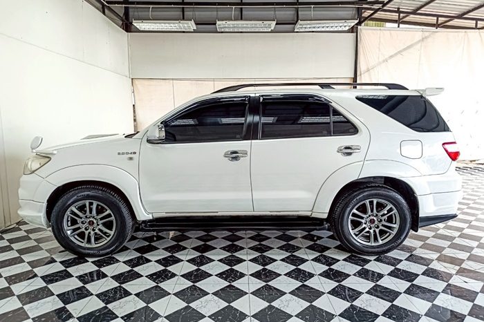 TOYOTA 4WD 2011 3.0V AT FORTUNER WHITE  5211 full