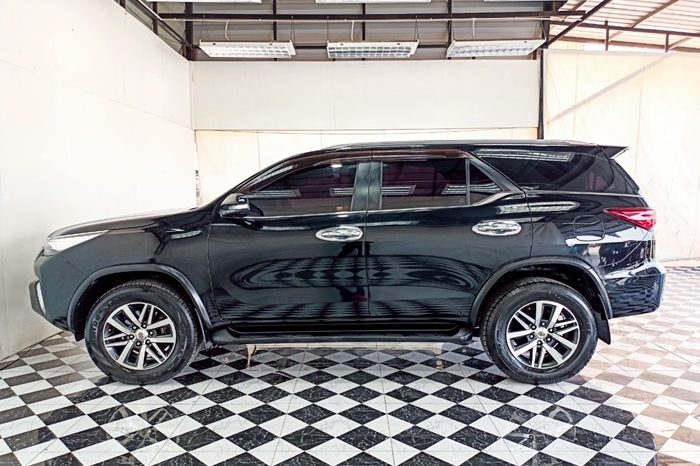 TOYOTA 4WD 2016 2.8V AT FORTUNER BLACK  6426 full