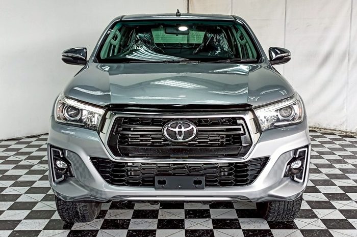 REVO 4WD 2020 2.4E MT SMART CAB SILVER  8639 full