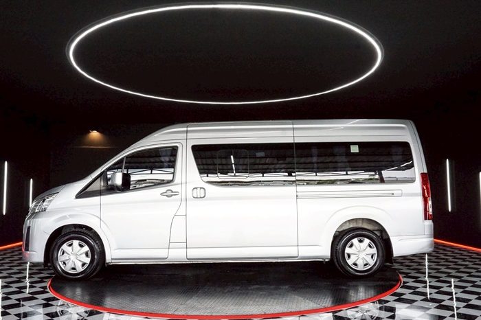 TOYOTA 2020 2WD 2.8 MT COMMUTER SILVER  9916 full