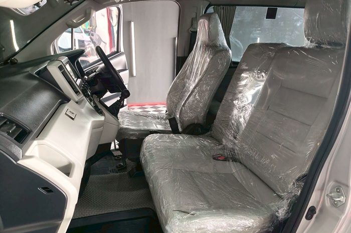 TOYOTA 2020 2WD 2.8 MT COMMUTER SILVER  9916 full