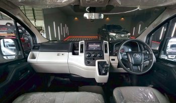 TOYOTA 2020 2WD 2.8 MT COMMUTER SILVER  9916 full