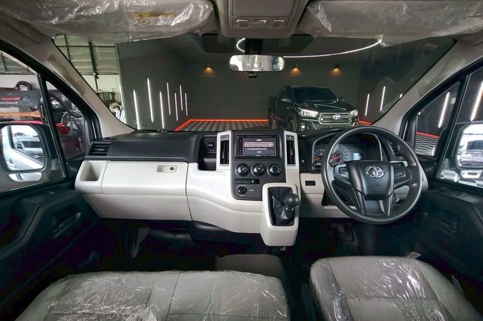 TOYOTA 2020 2WD 2.8 MT COMMUTER SILVER  9916 full
