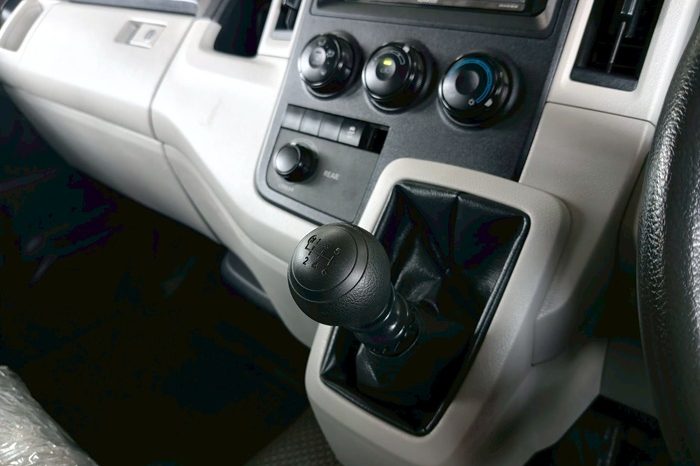 TOYOTA 2020 2WD 2.8 MT COMMUTER SILVER  9916 full