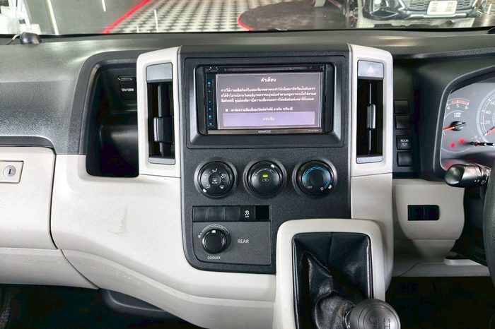 TOYOTA 2020 2WD 2.8 MT COMMUTER SILVER  9916 full