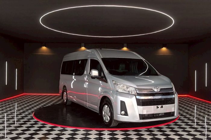 TOYOTA 2020 2WD 2.8 MT COMMUTER SILVER  9916 full