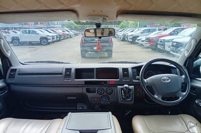 TOYOTA 2WD 2015 3.0 MT COMMUTER SILVER  5984 full