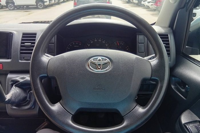 TOYOTA 2WD 2015 3.0 MT COMMUTER SILVER  5984 full