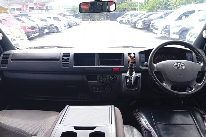 TOYOTA 2WD 2016 3.0 MT COMMUTER SILVER  1391 full