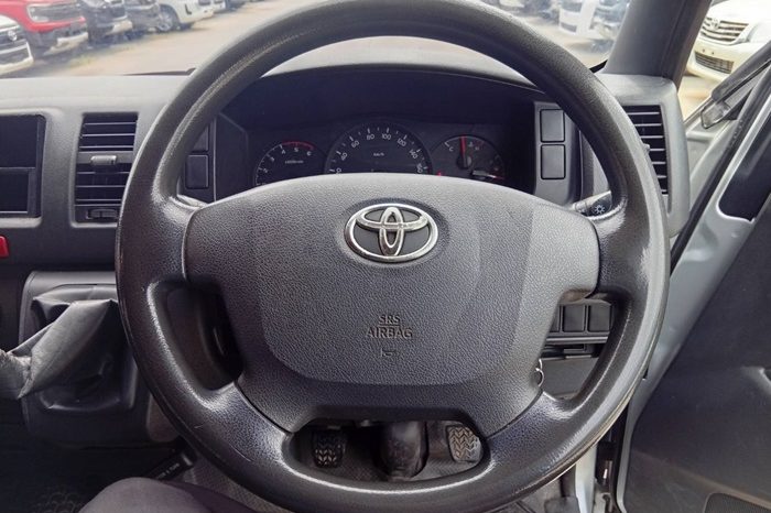 TOYOTA 2WD 2016 3.0 MT COMMUTER SILVER  1391 full