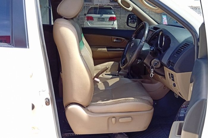 TOYOTA 4WD 2010 3.0V AT FORTUNER WHITE  9296 full