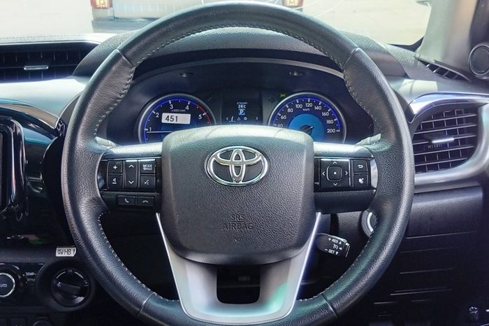 REVO 4WD 2018 2.8G AT DOUBLE CAB WHITE  8311 full