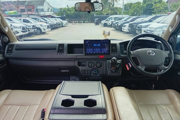 TOYOTA 2WD 2018 3.0 MT COMMUTER SILVER  6380 full