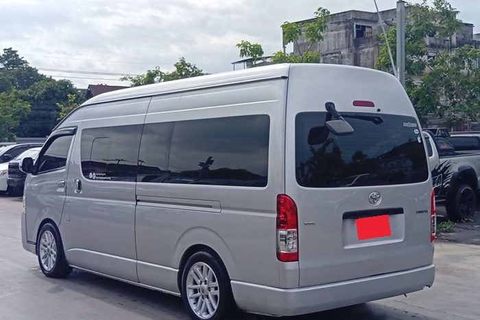 TOYOTA 2WD 2018 3.0 MT COMMUTER SILVER  6380 full