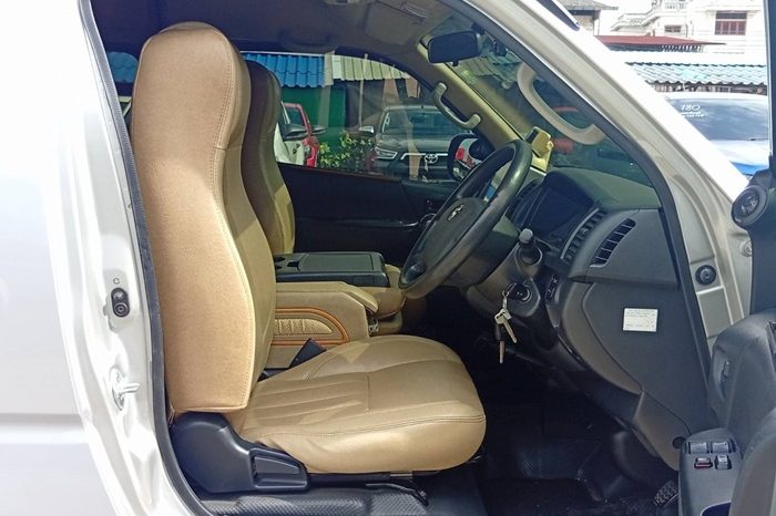 TOYOTA 2WD 2018 3.0 MT COMMUTER SILVER  6380 full