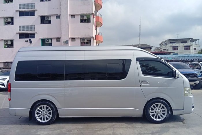 TOYOTA 2WD 2018 3.0 MT COMMUTER SILVER  6380 full