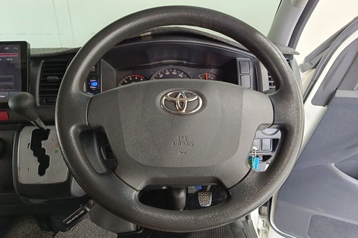 TOYOTA 2WD 2019 3.0 AT COMMUTER WHITE  6244 full