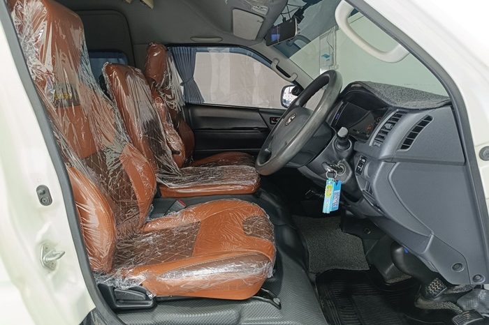 TOYOTA 2WD 2019 3.0 AT COMMUTER WHITE  6244 full