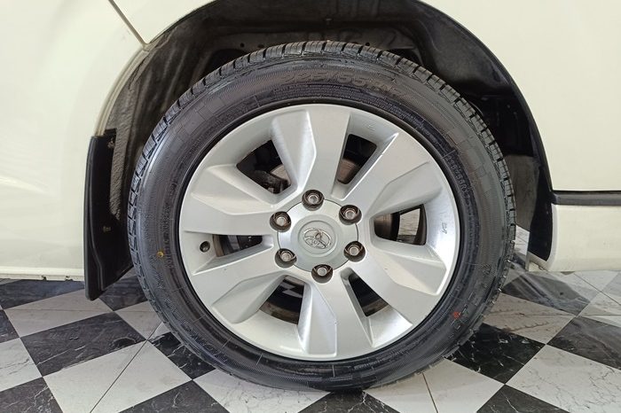 TOYOTA 2WD 2019 3.0 AT COMMUTER WHITE  6244 full