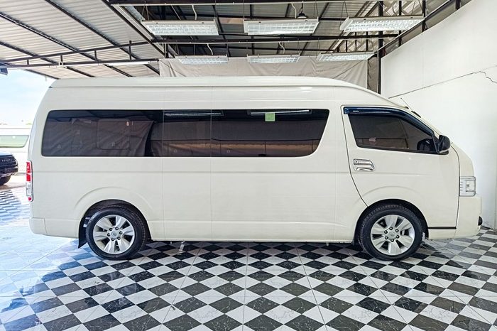 TOYOTA 2WD 2019 3.0 AT COMMUTER WHITE  6244 full