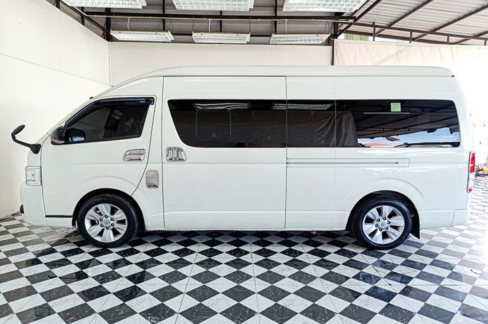 TOYOTA 2WD 2019 3.0 AT COMMUTER WHITE  6244 full
