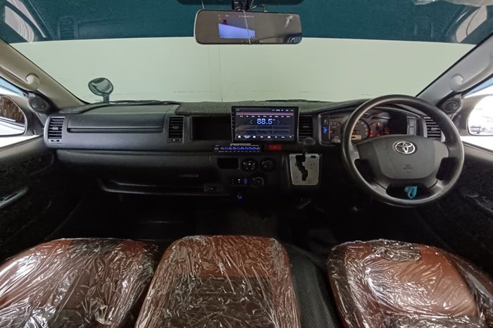 TOYOTA 2WD 2019 3.0 AT COMMUTER WHITE  6244 full