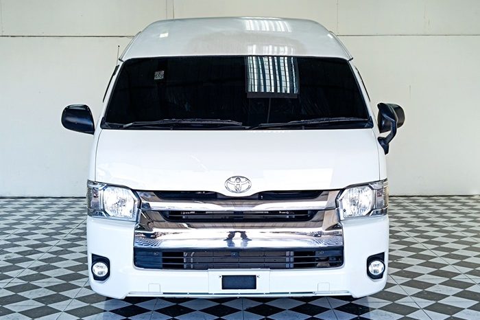 TOYOTA 2WD 2019 3.0 AT COMMUTER WHITE  6244 full