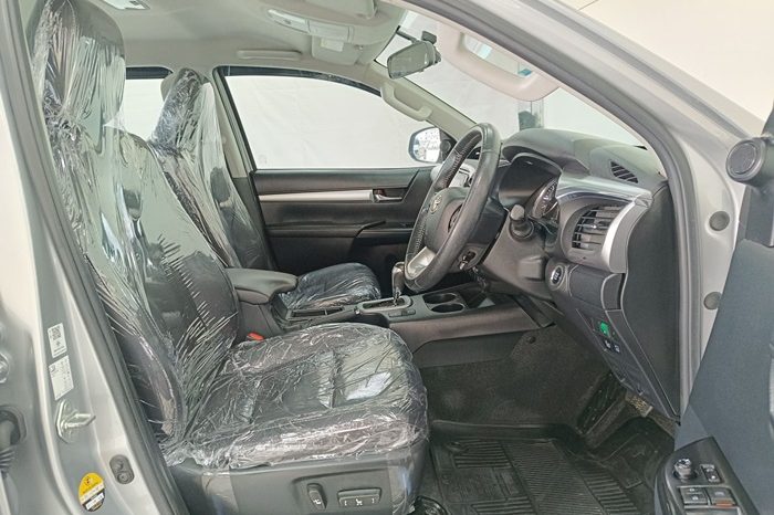 REVO 4WD 2022 2.8G AT DOUBLE CAB SILVER  9974 full