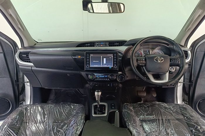 REVO 4WD 2022 2.8G AT DOUBLE CAB SILVER  9937 full