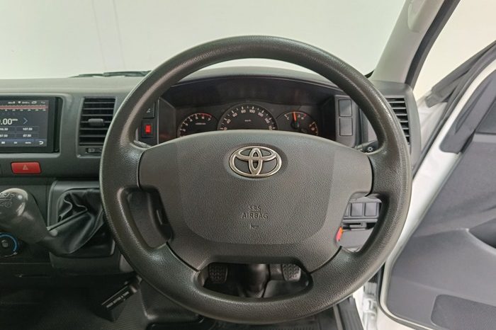 TOYOTA 2WD 2019 3.0 MT COMMUTER WHITE  3531 full