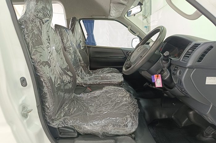 TOYOTA 2WD 2019 3.0 MT COMMUTER WHITE  3531 full
