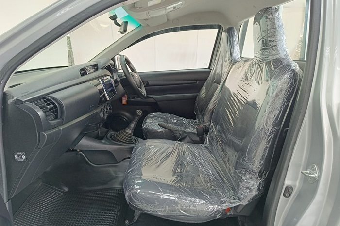 REVO 2WD 2018 2.4J MT STANDARD SILVER  855 full