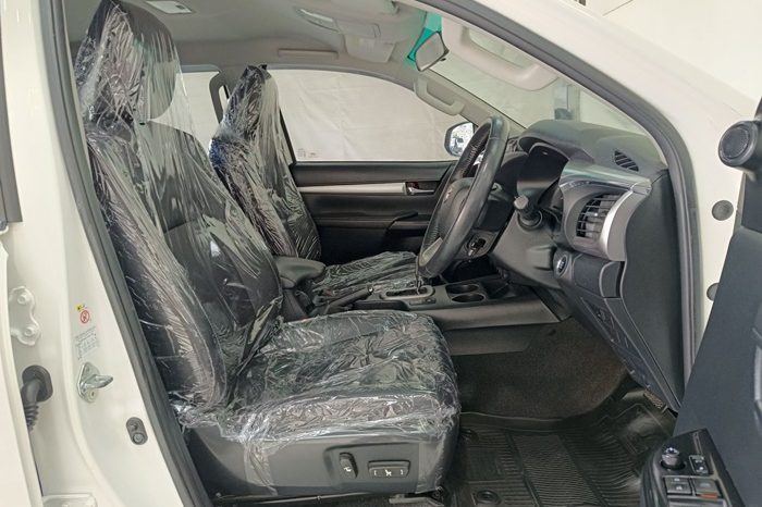 REVO 4WD 2018 2.8G AT DOUBLE CAB WHITE 8333 full