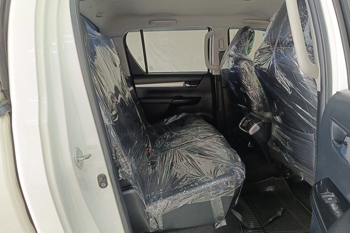 REVO 4WD 2018 2.8G AT DOUBLE CAB WHITE 8333 full