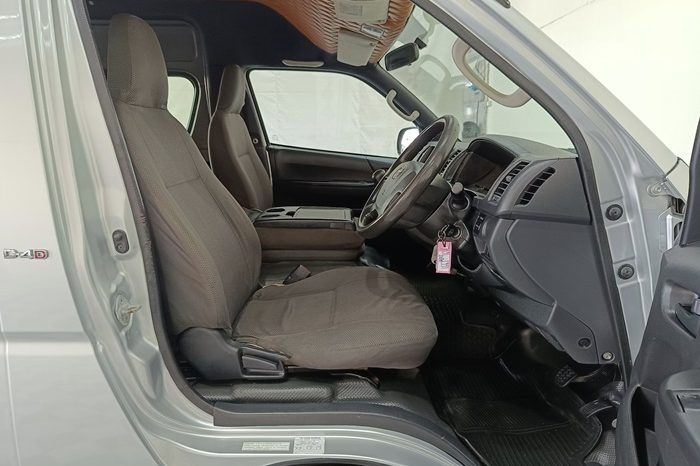 TOYOTA 2WD 2016 3.0 MT COMMUTER SILVER  1391 full