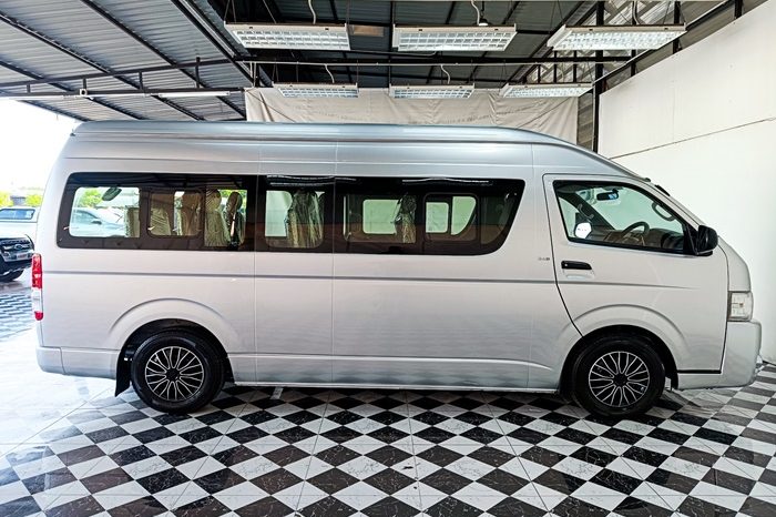 TOYOTA 2WD 2016 3.0 MT COMMUTER SILVER  1391 full