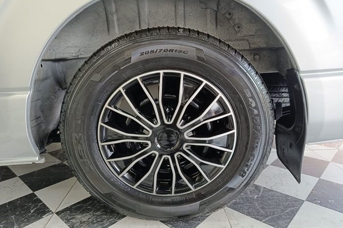 TOYOTA 2WD 2016 3.0 MT COMMUTER SILVER  1391 full