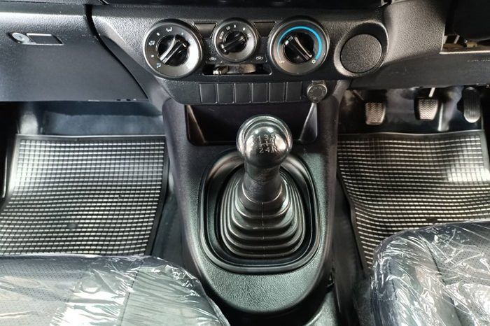 REVO 2WD 2018 2.4J MT STANDARD SILVER  7114 full