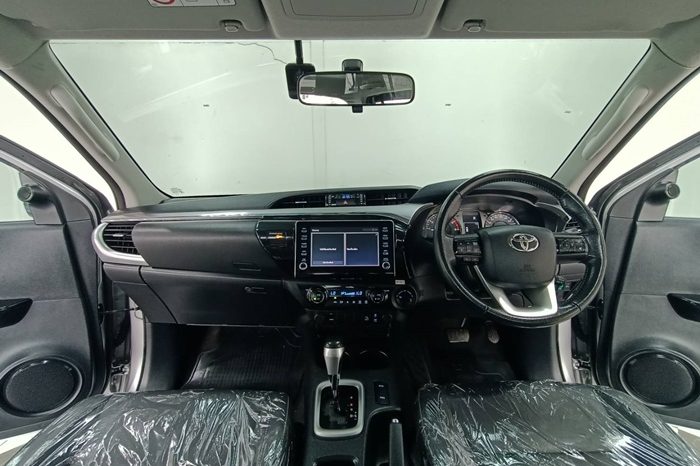 REVO 4WD 2022 2.8G AT DOUBLE CAB SILVER  9936 full
