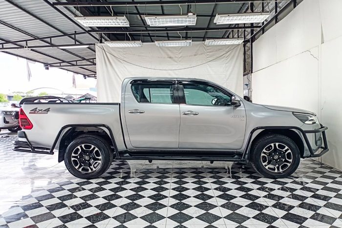 REVO 4WD 2022 2.8G AT DOUBLE CAB SILVER  9936 full