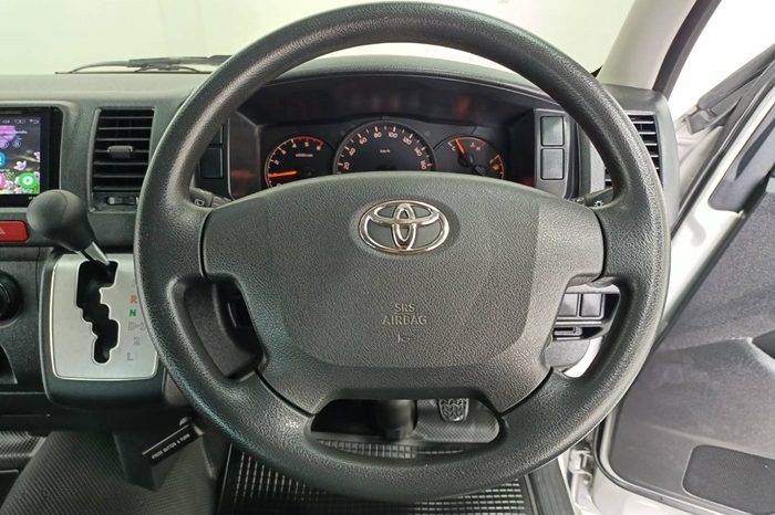 TOYOTA 2WD 2018 3.0 AT COMMUTER SILVER  2276 full