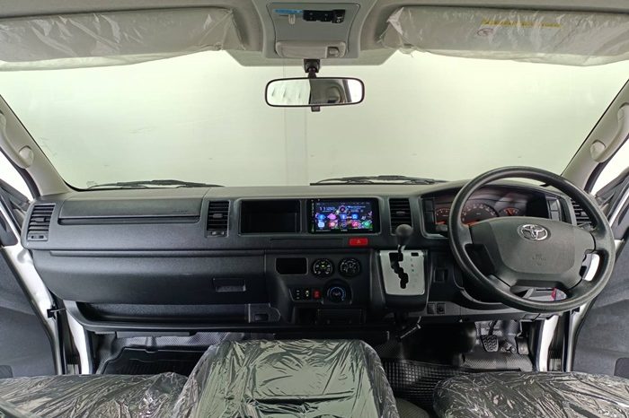 TOYOTA 2WD 2018 3.0 AT COMMUTER SILVER  2276 full