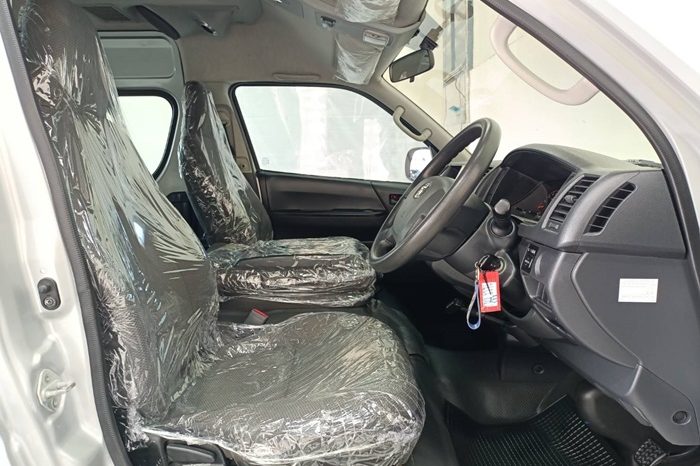 TOYOTA 2WD 2018 3.0 AT COMMUTER SILVER  2276 full