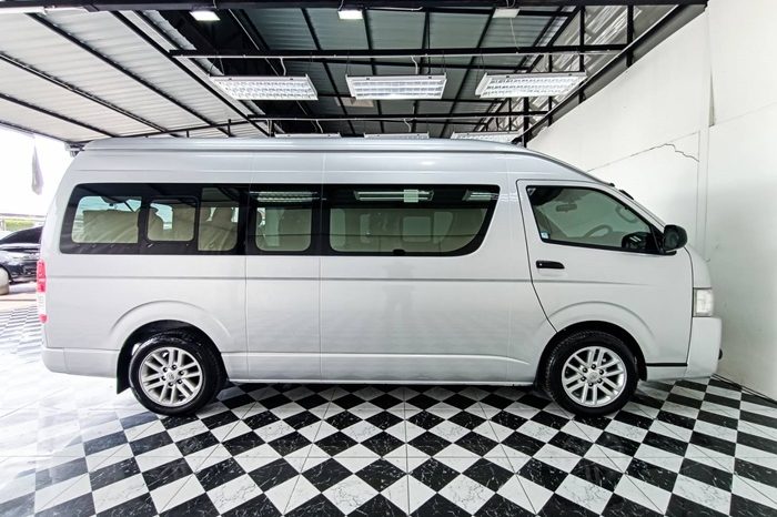TOYOTA 2WD 2018 3.0 AT COMMUTER SILVER  2276 full
