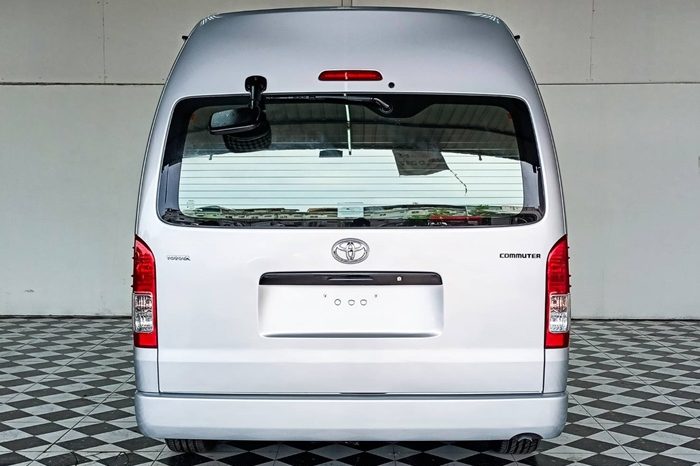TOYOTA 2WD 2018 3.0 AT COMMUTER SILVER  2276 full