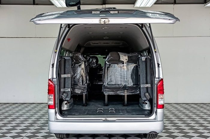 TOYOTA 2WD 2018 3.0 AT COMMUTER SILVER  2276 full