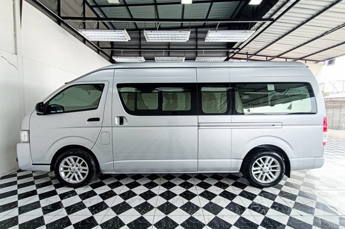 TOYOTA 2WD 2018 3.0 AT COMMUTER SILVER  2276 full