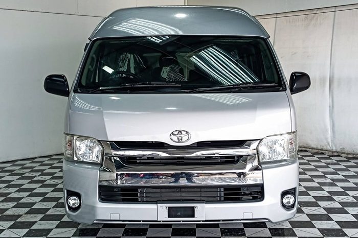 TOYOTA 2WD 2018 3.0 AT COMMUTER SILVER  2276 full